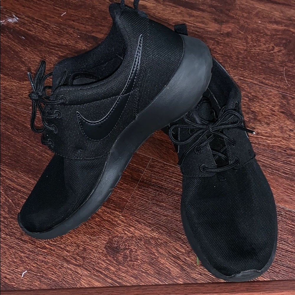 Black Nike roshe one big kids youth siZe 6